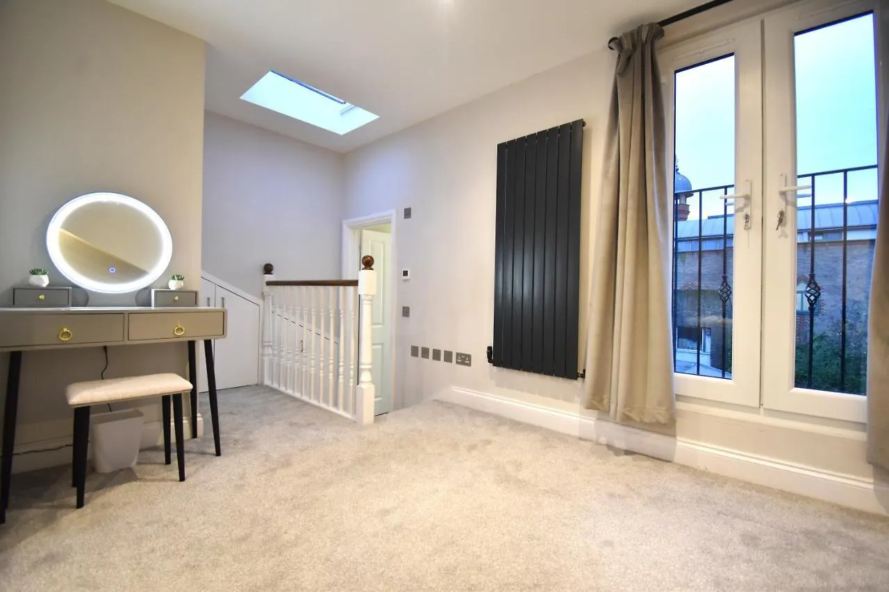 Stunning 3 Bed Apartment London